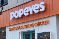 Skvělá zpráva pro milovníky fastfoodu! V Benátkách nad Jizerou otevře Popeyes